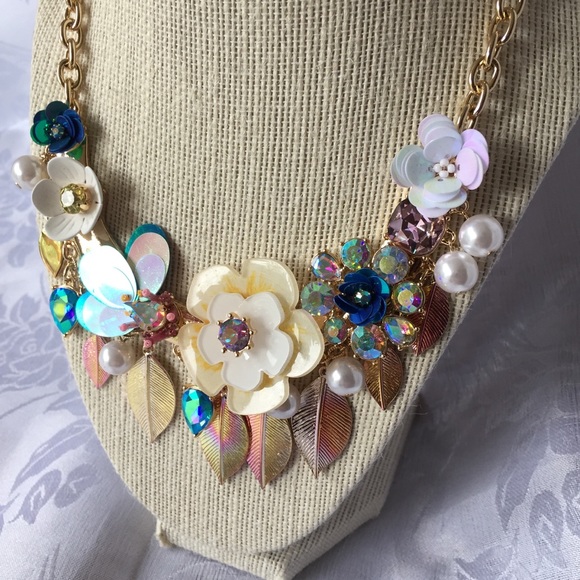 Betsey Johnson Jewelry - Betsey Johnson White Flowers and Pearls Necklace